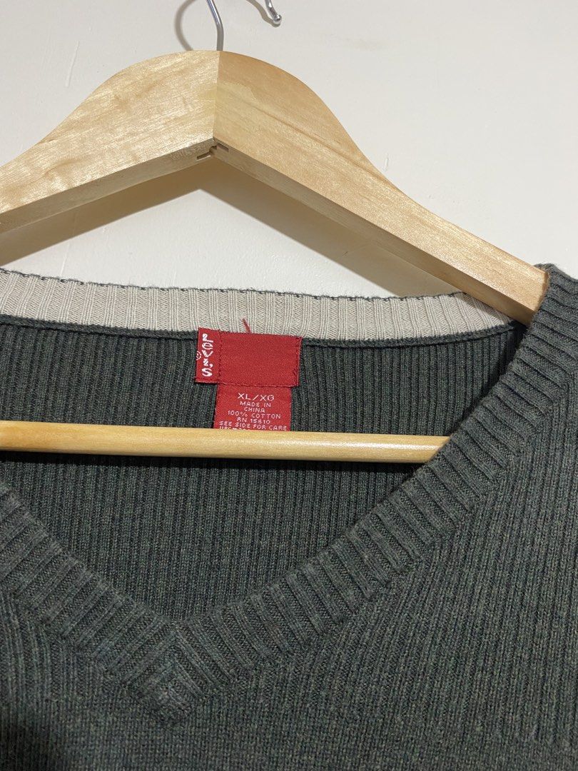LEVI’S,V-neck knit sweater (Category: Coats, Jackets and Outerwear) located in Cavite. Submitted by jc_thrift95 (Listing ID 1469618926, Image 3). Description: - a dark green or charcoal Levi’s long-sleeve, V-neck knit pullover sweater featuring ribbed cuffs, a ribbed hem, and a small red brand tag near the lower hem. - L- 28 inch - W- 27 inch - Color rate 8/10 - See picture details for dimes. .