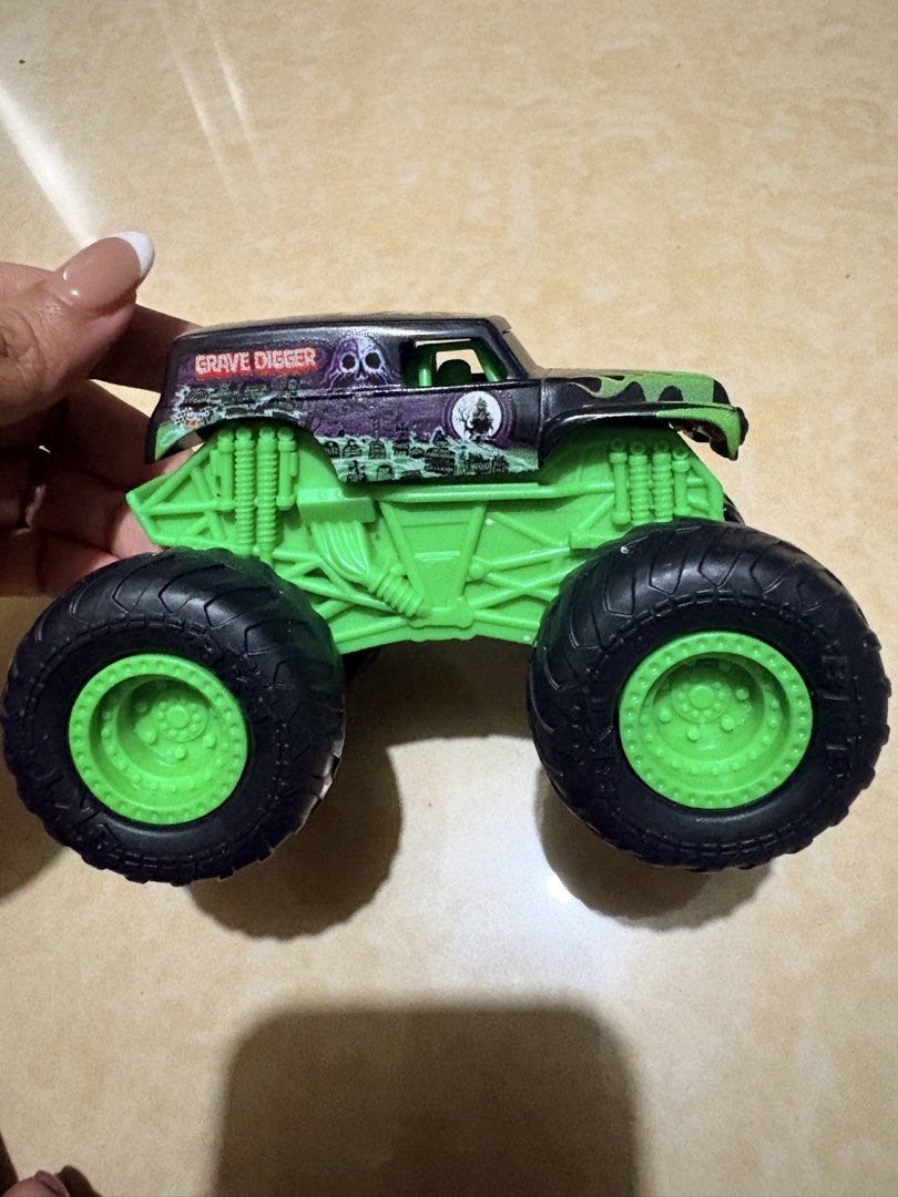 Light Up Grave Digger Monster Truck (Category: Remote Control Toys) located in Quezon City. Submitted by euphoria_mnl (Listing ID 1469700373, Image 3). Description: .
