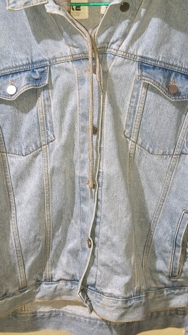 Light wash denim jacket with grey hoodie (Category: Coats, Jackets and Outerwear) located in Davao. Submitted by thethriftproject082 (Listing ID 1469748340, Image 3). Description: Random Heavy Hooded Denim Jackets 📍𝐌𝐈𝐍𝐄: 450 📍𝐒𝐈𝐙𝐄 𝐎𝐍 𝐓𝐀𝐆: XL-XXL 📍𝐃𝐈𝐌𝐄𝐒: 28 x 28 .