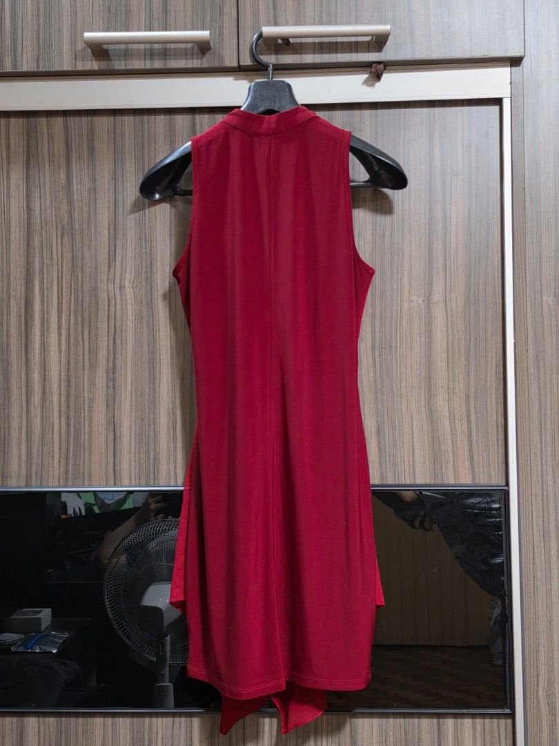 Loalde Maroon Red Flowy Dress (Category: Dresses) located in Quezon City. Submitted by snowflakes.specials (Listing ID 1469720345, Image 2). Description: Size 4 Good condition.