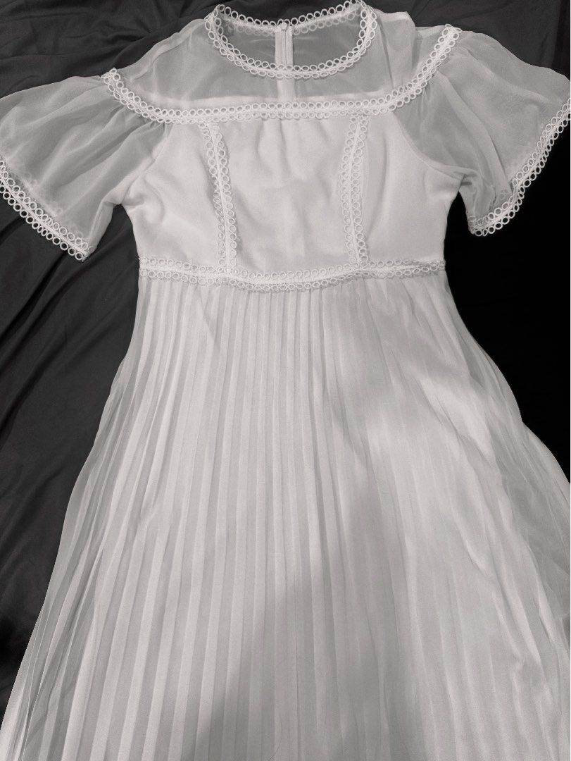 long white dress (Category: Dresses) located in Manila. Submitted by angelrotting (Listing ID 1469694016, Image 1). Description: .