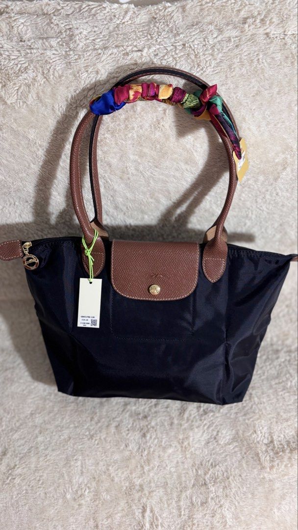 LONGCHAMP MEDIUM LE PLIAGE TOTE BAG (Category: Shoulder Bags) located in Caloocan City. Submitted by womanofgod222 (Listing ID 1469573484, Image 1). Description: 🖤 Bought in Vietnam Original purchase price: ₫3,340,000 Rustan’s price: ₱10,500 🎁 FREE handmade scarf included!.