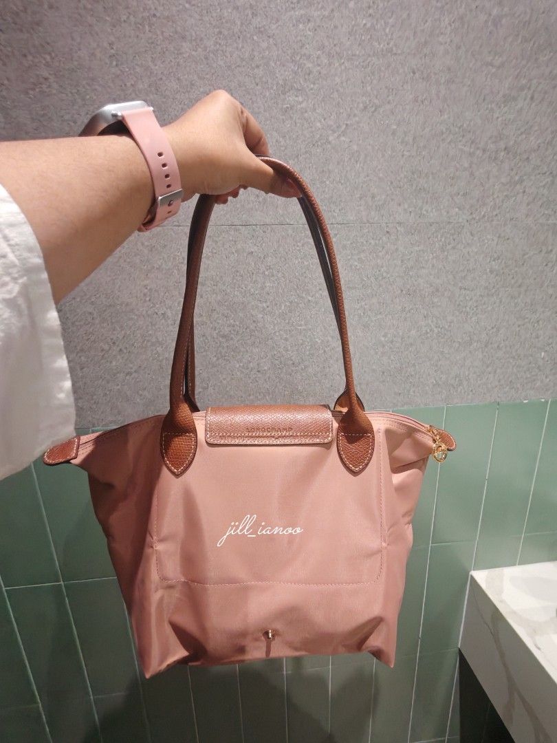Longchamp Medium Long Handle Le Pliage (Category: Luxury Bags & Wallets) located in Pasig City. Submitted by thrifthoeco. (Listing ID 1469685587, Image 2). Description: RUUUUUUUUSH! Longchamp Medium Long Handle 🌸 Rosethe 🌸 5,800 na lang!! Condition: Can pass as brand new Feel free to dm for more pics. Fastbreak naaaa! Get niyo na, gusto ko na bumili ng large hahahahaha.