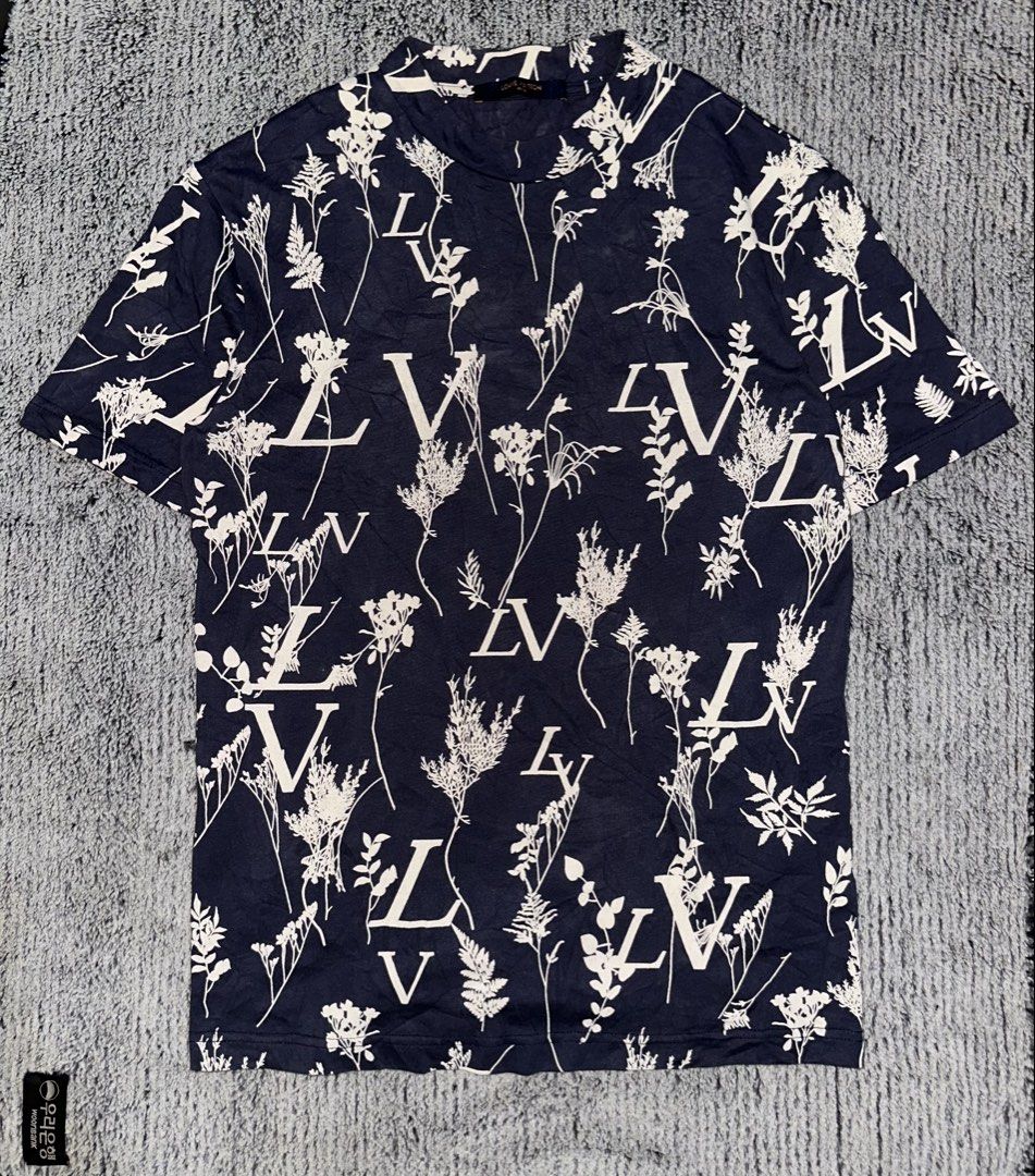 Louis vuitton (Category: Tshirts & Polo Shirts ) located in Tagum. Submitted by trippleaaa2020 (Listing ID 1469637958, Image 2). Description: Louis Vuitton LV Logo Leaf / Floral Monogram T-Shirt Size small Dimes 18x26 Issue none Excellent condition Loc mindanao.