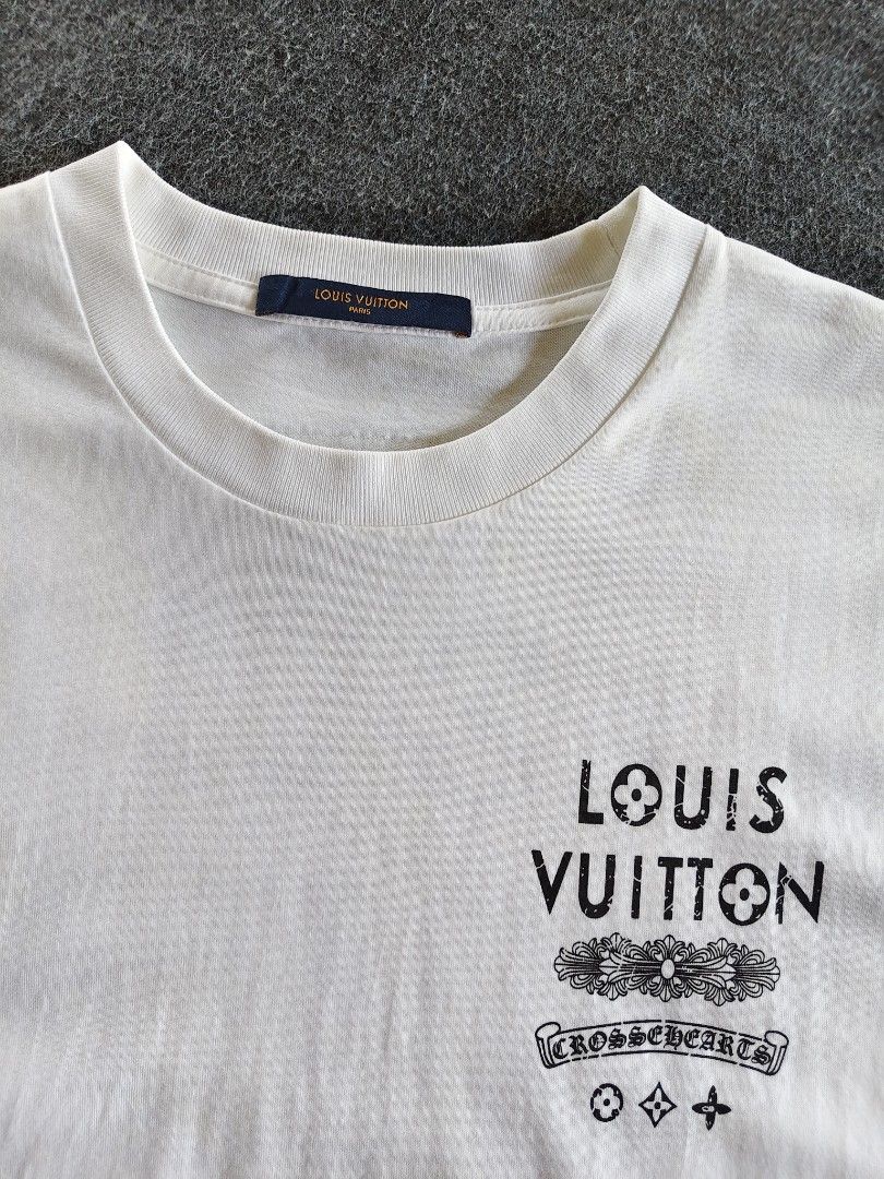 Louis Vuitton (Category: Formal Shirts) located in Mati. Submitted by gilfrancis98974 (Listing ID 1469644802, Image 2). Description: vgood condi need wash issue stain 21x28.