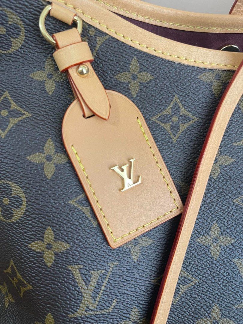 Louis Vuitton Monogram Canvas Carryall PM with Pouch (Category: Luxury Bags & Wallets) located in Manila. Submitted by lunacakes (Listing ID 1469600706, Image 2). Description: - Authentic Louis Vuitton Monogram canvas hobo shoulder bag - Features premium vachetta leather trim with chic red glazing - Includes a matching zippered pochette pouch for extra storage - Beautiful burgundy interior lining with durable gold-tone hardware - Comes complete w