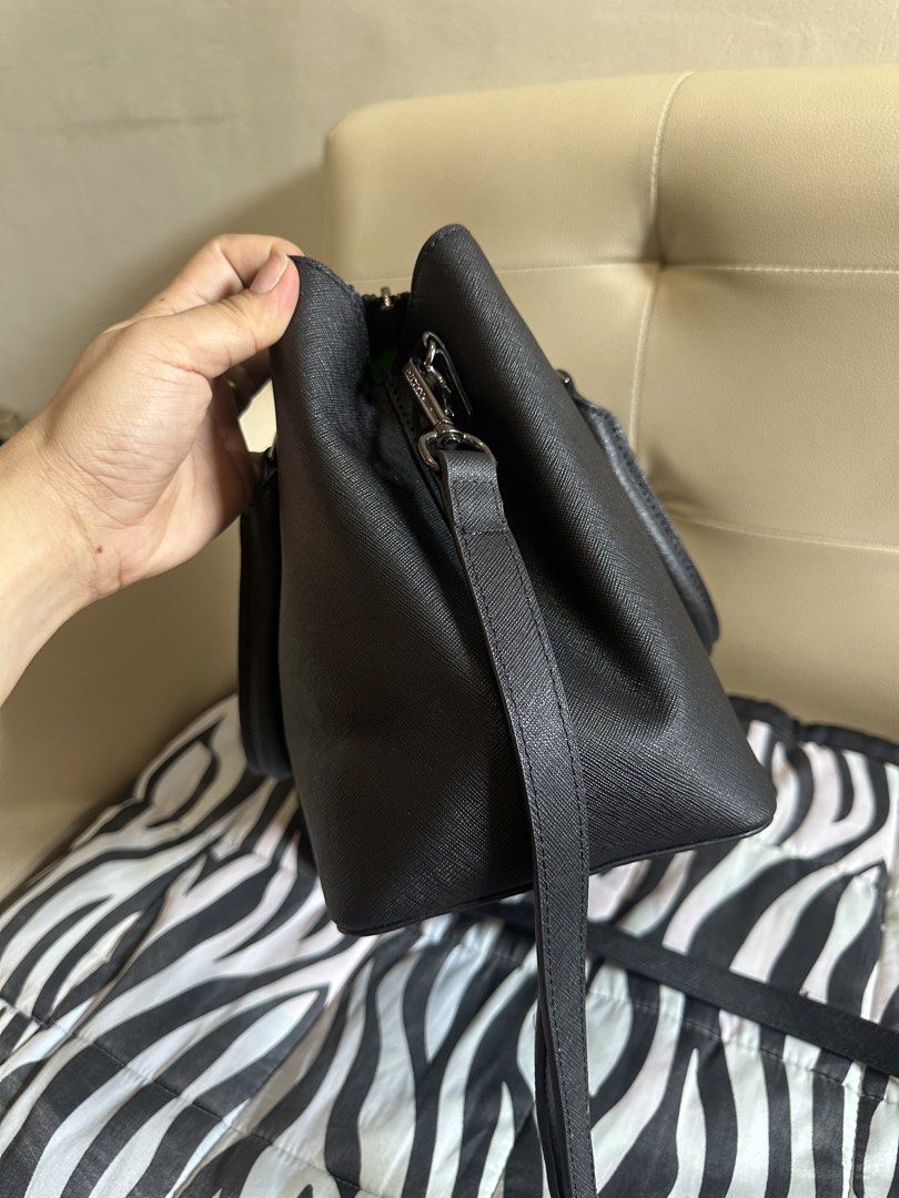 Lovcat (Category: Tote Bags) located in Imus. Submitted by ana1990_ (Listing ID 1469611042, Image 3). Description: Preloved from Korea Medium Good as new / malinis Perfect pang office bag Sapiano leather.