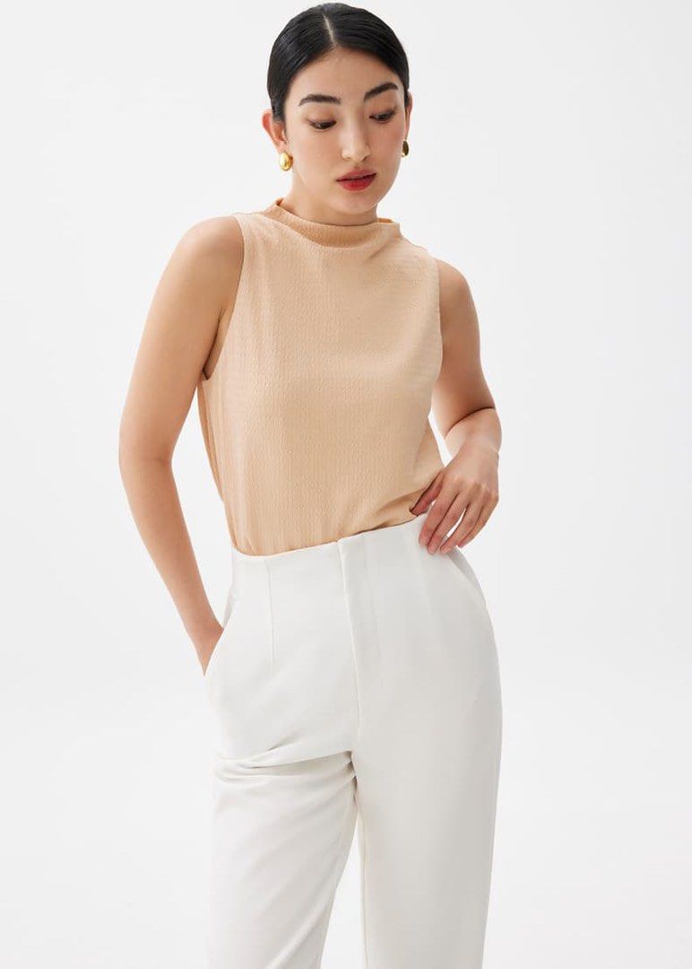 Love Bonito Top XS (Category: Sleeveless) located in Quezon City. Submitted by fitfoundbyli (Listing ID 1469578112, Image 1). Description: - Brand: Love Bonito - Color: Peach - Style: Sleeveless top with mock neckline - Fabric: Textured crinkle material - Size: XS (US 2, UK 6) - Condition: Excellent, clean with no flaws - Shipping via J&T.