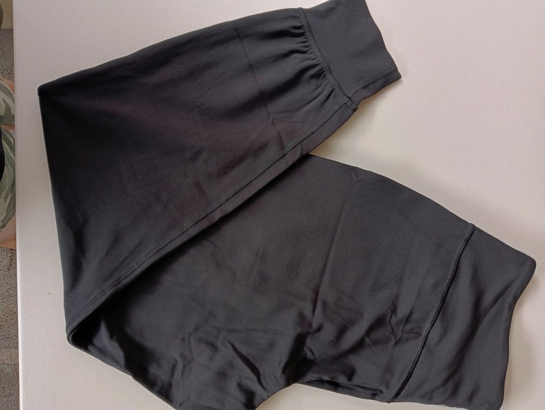 Lululemon Align Hi Rise Jogger (Category: Activewear) located in Rizal. Submitted by timeless_shop (Listing ID 1469646973, Image 3). Description: Original Lululemon Align High-Rise Jogger - Black Dot Size 12 📏 Sukat: Waist: 15" flat laid stretchy Size Fit 34-35 Waistline Length: 37 inches - full Length 🧵 Fabric: Nulu - super lambot, buttery soft, light weight - High-Rise - May bulsa - both sides - Jogger style - Stretchy fabric, ✔️ Good Conditi