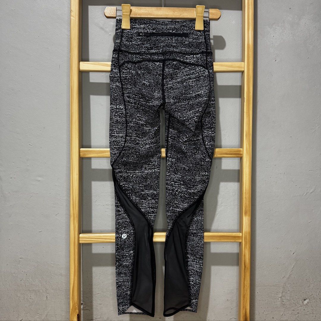 LULULEMON leggings (Category: Activewear) located in Valenzuela. Submitted by thriftynanay88 (Listing ID 1469649561, Image 1). Description: Size 2 on tag XS womens.