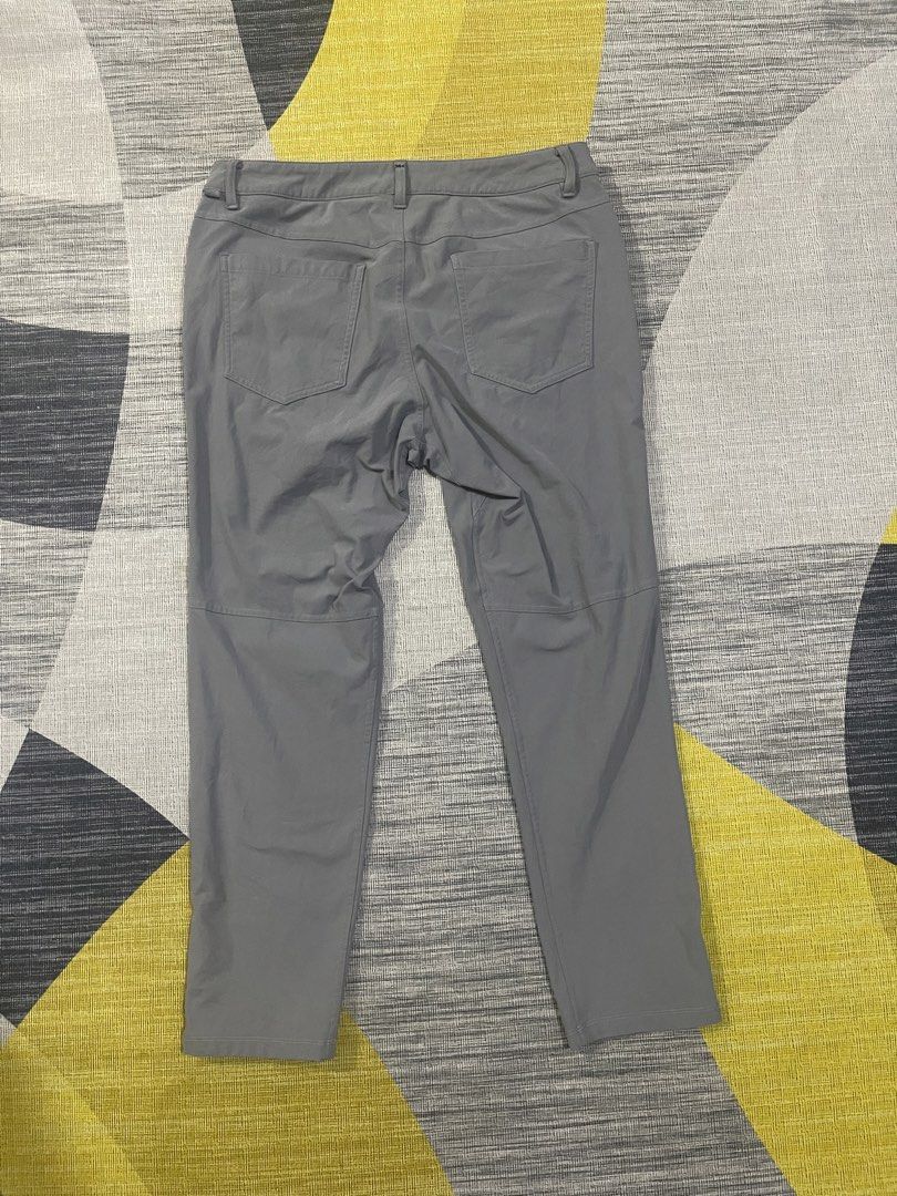 Lululemon mens pant size 33 (Category: Chinos) located in Taytay. Submitted by ekselentekondisyon (Listing ID 1469694877, Image 2). Description: Lululemon men pant W-33 Good condition Issue may konting scrtach dun sa middle na lagayan ng belt kita sa pics Taytay rizal location.