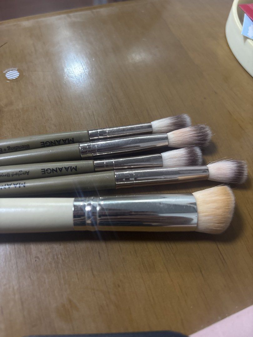Maange Makeup Brush Set Eye and Face Brushes (Category: Makeup) located in Valenzuela. Submitted by paulineasd (Listing ID 1469690586, Image 1). Description: - Set of 5 essential makeup brushes for daily use - 1 cream-handled face brush with a flat top for seamless application - Crafted with ultra-soft synthetic hair - Finished with durable silver metal ferrules.