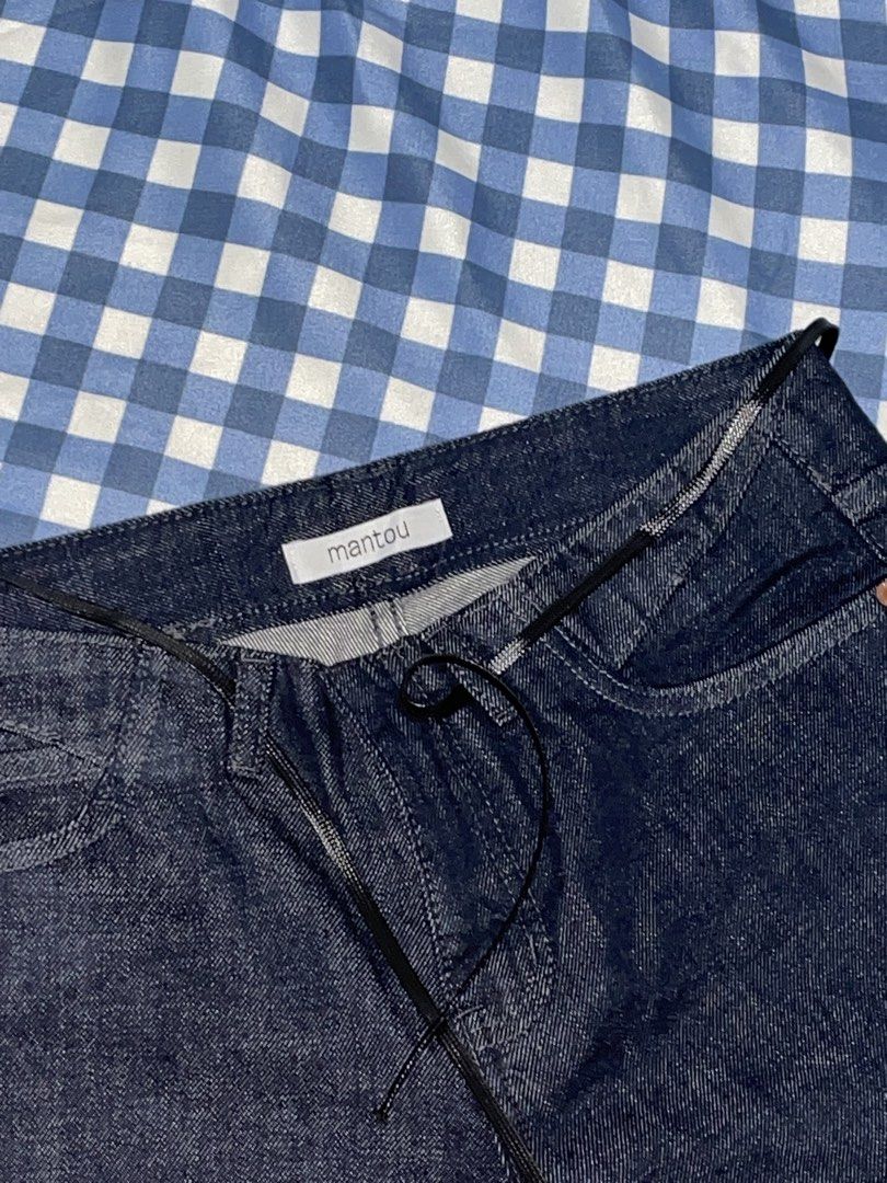 Mantou Issa Jeans (Category: Jeans) located in Manila. Submitted by gdaleegglogg (Listing ID 1469689297, Image 2). Description: - Size L (waist 29-30). Length good for 5ft girlies! - Low-mid waist style RFS: waistline too big on me. altered length for 5ft tall - brand new, never worn 💌 - originally bought for 1299php MOP: GCash or Bank transfer only.