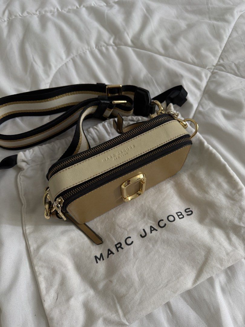 Marc Jacobs sling bag (Category: Luxury Bags & Wallets) located in Quezon City. Submitted by katxreyes (Listing ID 1469614419, Image 2). Description: used but not abused / ORIGINAL AUTHENTIC in good condition / wt dust bag RULES: (please read) ‼️Payment first to secure the item 💰 via GCASH or BANK TRANSFER 📍Quezon City 🚫 strictly no return & no refund 🤝 + ₱100 downpayment for sf 📦 via JRS EXPRESS only 🛵 via lalamove (same day delivery).