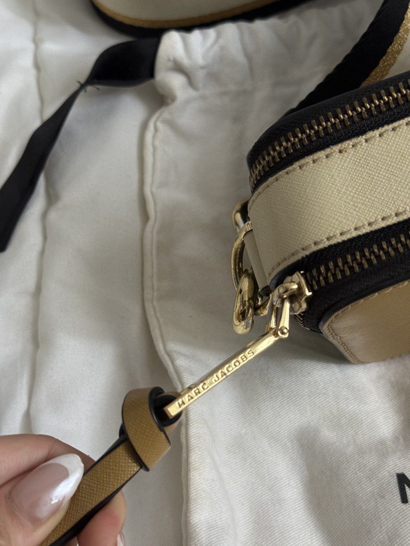 Marc Jacobs sling bag (Category: Luxury Bags & Wallets) located in Quezon City. Submitted by katxreyes (Listing ID 1469614419, Image 3). Description: used but not abused / ORIGINAL AUTHENTIC in good condition / wt dust bag RULES: (please read) ‼️Payment first to secure the item 💰 via GCASH or BANK TRANSFER 📍Quezon City 🚫 strictly no return & no refund 🤝 + ₱100 downpayment for sf 📦 via JRS EXPRESS only 🛵 via lalamove (same day delivery).