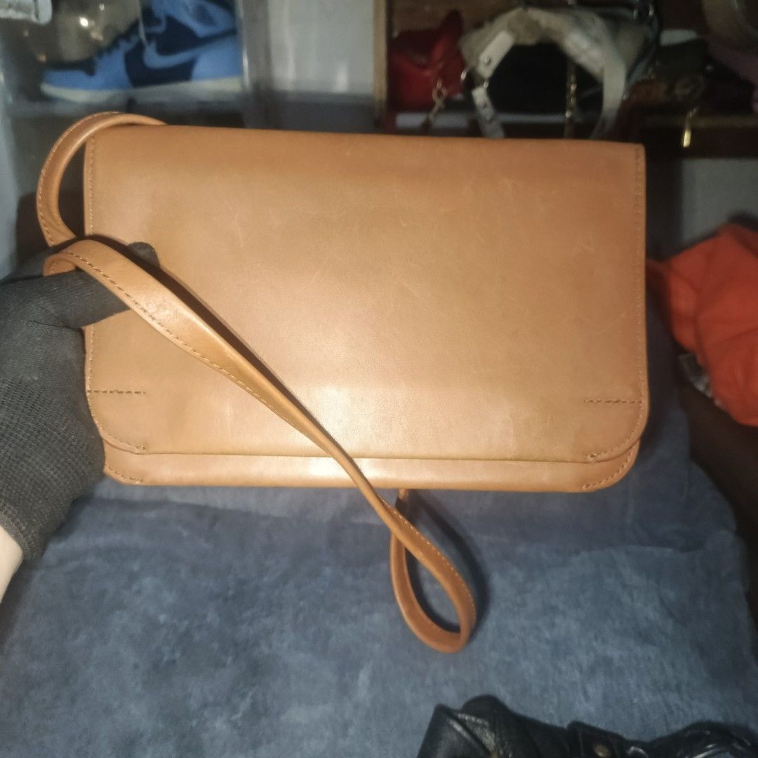Marco O'polo Vintage bag (Category: Luxury Bags & Wallets) located in Urdaneta. Submitted by bernalyn25 (Listing ID 1469748880, Image 2). Description: - Produced in late 80's to 90's - Simple, minimalist leather bag - Cow leather - A collector piece! - Leathe has patina - In very good condition.
