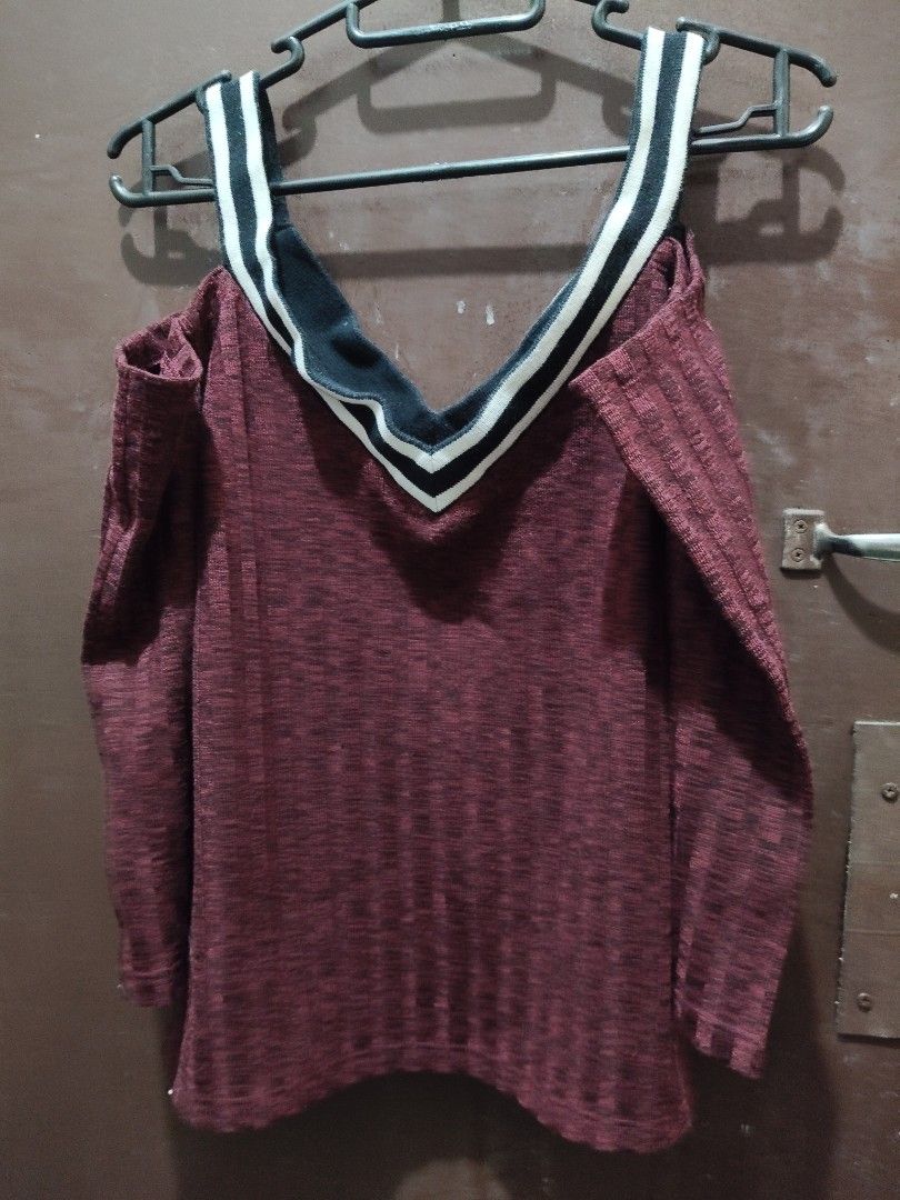 Maroon Cold-Shoulder Long Sleeve Ribbed Top (Category: Longsleeves) located in Quezon City. Submitted by itzme_vrfr (Listing ID 1469731869, Image 1). Description: Decluttering .