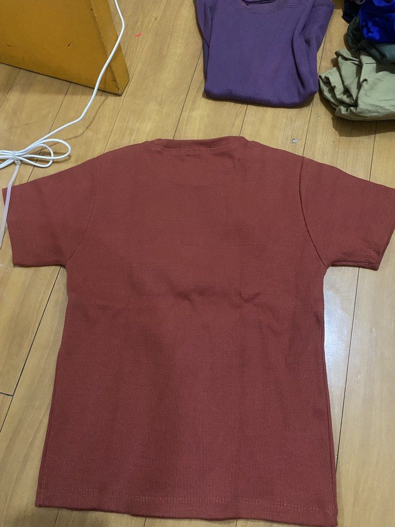 MAROON PLAIN SHIRT | small to medium (Category: Shirts) located in Marikina City. Submitted by ctgccc (Listing ID 1469691700, Image 2). Description: SIZE: small to medium (stretchy) COLOR: maroon (darker in person) FIT: slightly fit REAL COTTON.