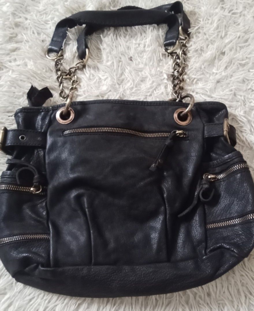 Massimo Dutti black leather shoulder bag with chain straps (Category: Shoulder Bags) located in Caloocan City. Submitted by noy5o1a (Listing ID 1469613444, Image 2). Description: - Brand: Massimo Dutti - Material: Premium black leather - Straps: Stylish metal chain and leather combination - Storage: Multiple exterior zip pockets with a roomy fabric-lined interior - Details: Features metallic hardware and a debossed brand logo patch - Style: Versa