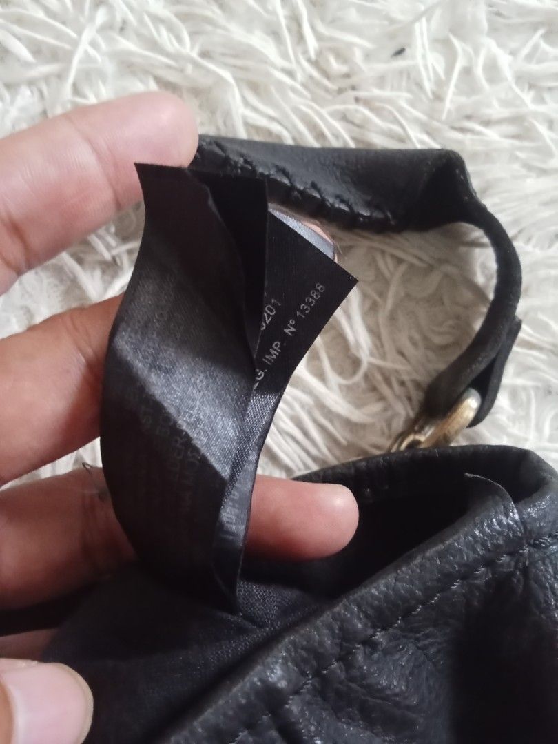 Massimo Dutti black leather shoulder bag with chain straps (Category: Shoulder Bags) located in Caloocan City. Submitted by noy5o1a (Listing ID 1469613444, Image 3). Description: - Brand: Massimo Dutti - Material: Premium black leather - Straps: Stylish metal chain and leather combination - Storage: Multiple exterior zip pockets with a roomy fabric-lined interior - Details: Features metallic hardware and a debossed brand logo patch - Style: Versa