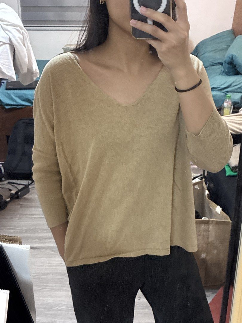 Massimo Dutti pullover poncho sweater (Category: Shirts) located in Manila. Submitted by jdjdnxei (Listing ID 1469587737, Image 1). Description: fits small-medium loose fit.
