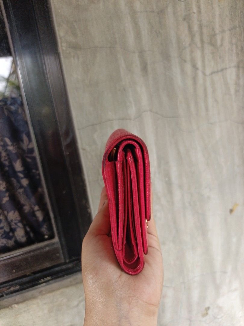 Mcm wallet (Category: Luxury Bags & Wallets) located in Quezon, Isabela. Submitted by ukay-ukaybylyn (Listing ID 1469754199, Image 3). Description: maganda pa sya flaw sa gilid gilid nya gasgas ganun need mo lang repaint yan.
