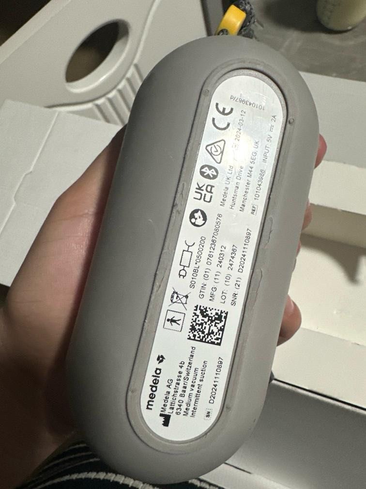 Medela breast pump (Category: Breastfeeding & Bottle Feeding) located in Mandaluyong City. Submitted by ryugarage (Listing ID 1469633827, Image 2). Description: Slighty used medele pump Complete set Bnew price 28k Tag price on the box.