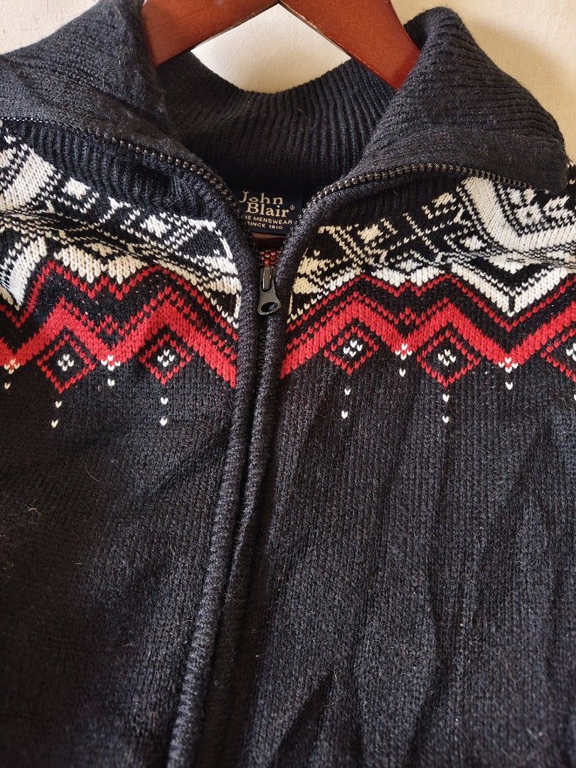 Men's full zipper sweater (Category: Coats, Jackets and Outerwear) located in Rodriguez. Submitted by bygollyfinds (Listing ID 1469632141, Image 3). Description: full zip sweater like new.