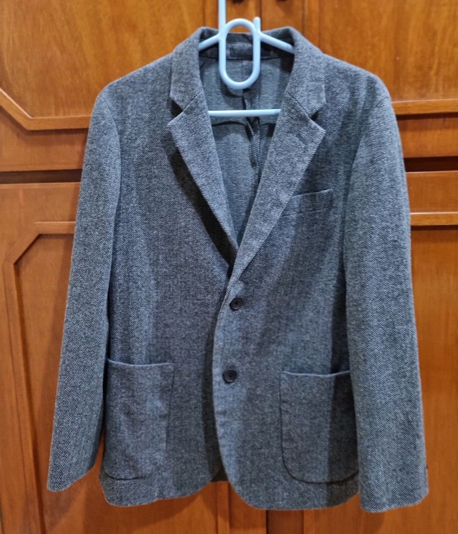 Men's Grey Herringbone Casual Blazer Jacket (Category: Coats, Jackets and Outerwear) located in San Juan City. Submitted by loren69 (Listing ID 1469694361, Image 1). Description: - Grey herringbone pattern blazer - Soft textured fabric for comfort - Two-button front closure with simple notch lapel - Features two lower patch pockets and one chest pocket - Versatile design, easy to dress up or keep casual - Unisex.