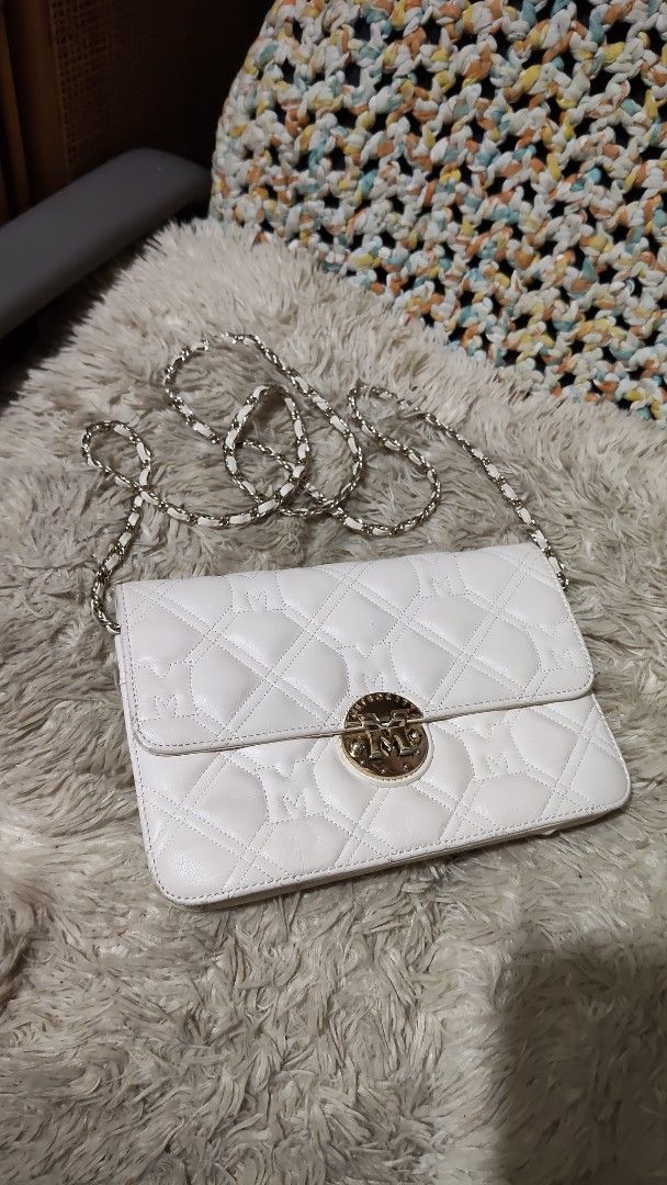 Metrocity (Category: Cross-body Bags) located in Cebu City. Submitted by lumaynojes00490 (Listing ID 1469680775, Image 3). Description: good condition .