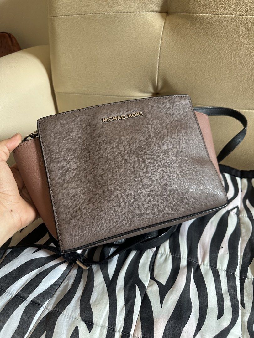 Michael kors (Category: Cross-body Bags) located in Imus. Submitted by ana1990_ (Listing ID 1469607393, Image 2). Description: Small Kasya long wallet , maluwag pa With signs of use sa sling but not abuse Preloved MK.