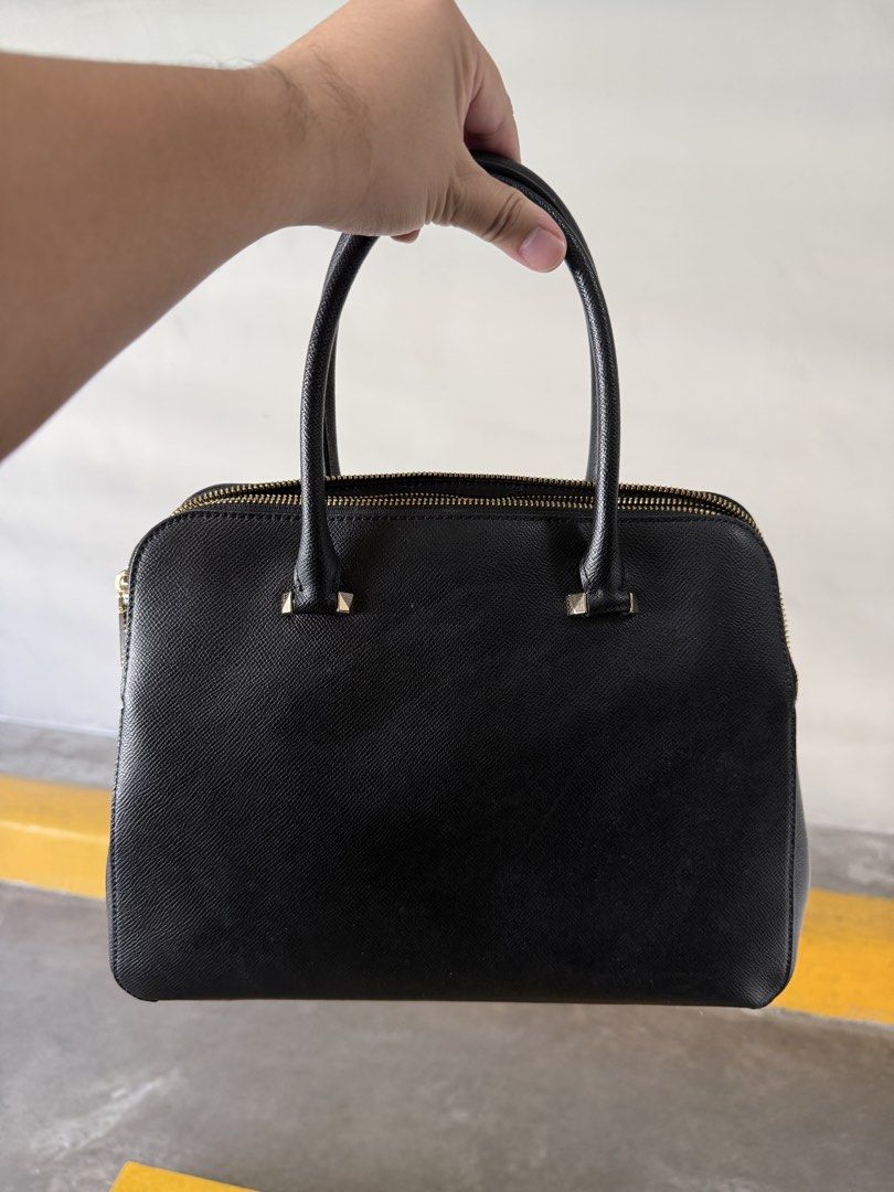 Michael Kors Black Leather Satchel Handbag (Category: Luxury Bags & Wallets) located in Muntinlupa City. Submitted by golf823 (Listing ID 1469591255, Image 2). Description: - Brand: Michael Kors - Material: Genuine Black Leather - Hardware: Gold-tone - Design: Structured satchel with dual top handles and iconic MK logo charm - Compartments: Double zipped top compartments with clean black fabric lining and multiple sections - Very good condition, 