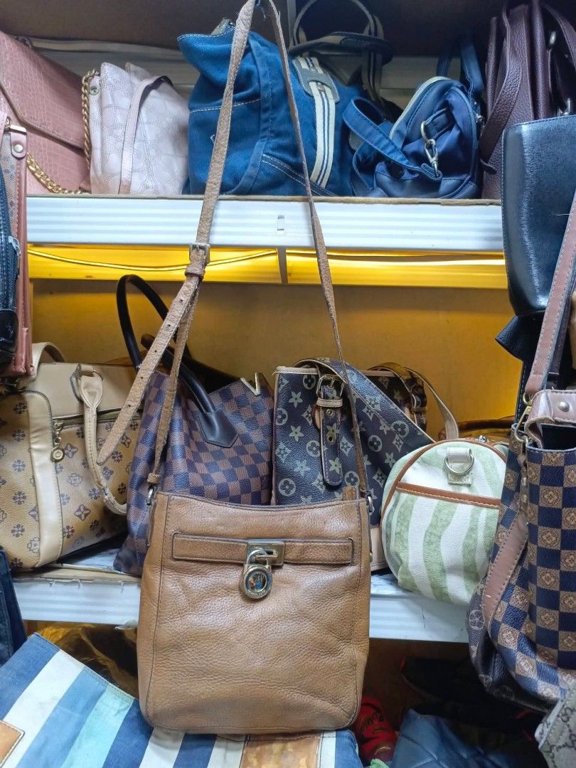 Michael Kors Brown Leather Crossbody Bag (Category: Cross-body Bags) located in Manila. Submitted by dei03_diz (Listing ID 1469641772, Image 2). Description: - Authentic Michael Kors brown leather crossbody bag - Features a functional front flap with a sleek metal padlock closure - Adjustable shoulder strap for a comfortable, custom fit - Signature fabric interior lining with a branded leather patch - Compact everyday size with a trendy, slouchy 