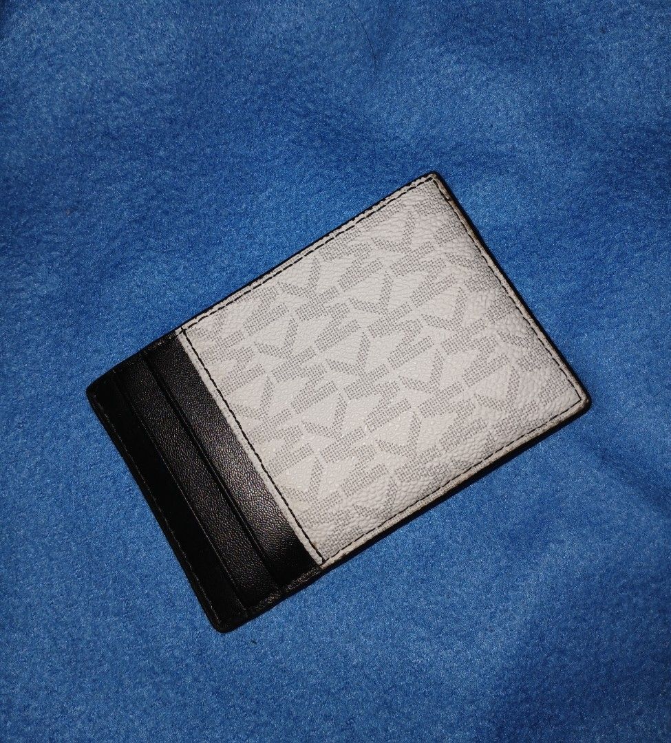 Michael Kors card holder (Category: Wallets & Card Holders) located in Quezon City. Submitted by dealmaker8 (Listing ID 1469610252, Image 2). Description: Michael Kors Hudson Signature Logo Notched Card Case slightly used Good as new.
