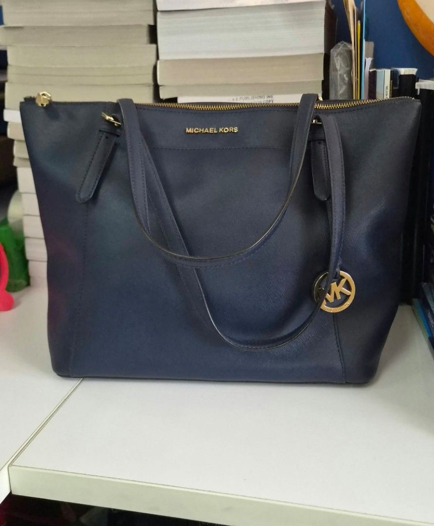 MICHAEL KORS NAVY TOTE BAG (Category: Luxury Bags & Wallets) located in Binangonan. Submitted by carou8124 (Listing ID 1469636171, Image 2). Description: Brand: Michael Kors • Color: Navy Blue • Style: Tote/Shoulder Bag • Gold-tone hardware & MK charm • Spacious and practical for everyday essentials • Classic design that’s easy to pair with any outfit.