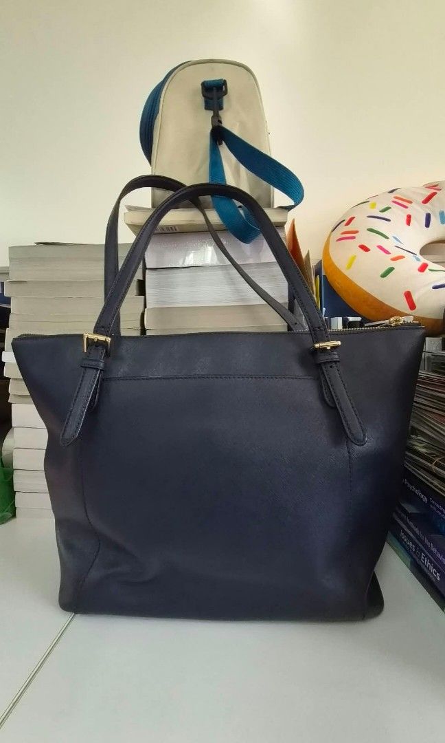 MICHAEL KORS NAVY TOTE BAG (Category: Luxury Bags & Wallets) located in Binangonan. Submitted by carou8124 (Listing ID 1469636171, Image 3). Description: Brand: Michael Kors • Color: Navy Blue • Style: Tote/Shoulder Bag • Gold-tone hardware & MK charm • Spacious and practical for everyday essentials • Classic design that’s easy to pair with any outfit.