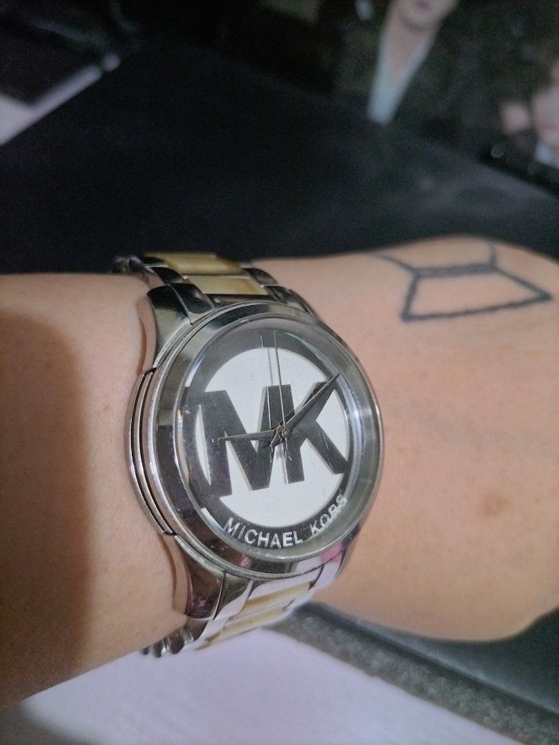 Michael Kors Runway midsized logo watch, model MK5787 (Category: Women's Watches) located in Valenzuela. Submitted by nurzdara28 (Listing ID 1469587666, Image 3). Description: Michael Kors Runway midsized logo watch, model MK5787, featuring a silver-tone stainless steel case and a distinctive dial and bracelet accented with horn and alabaster-tone inlays. [1, 2] Watch Details Brand: Michael Kors Model Number: MK5787 Case Size: 38 mm Movement: Qua