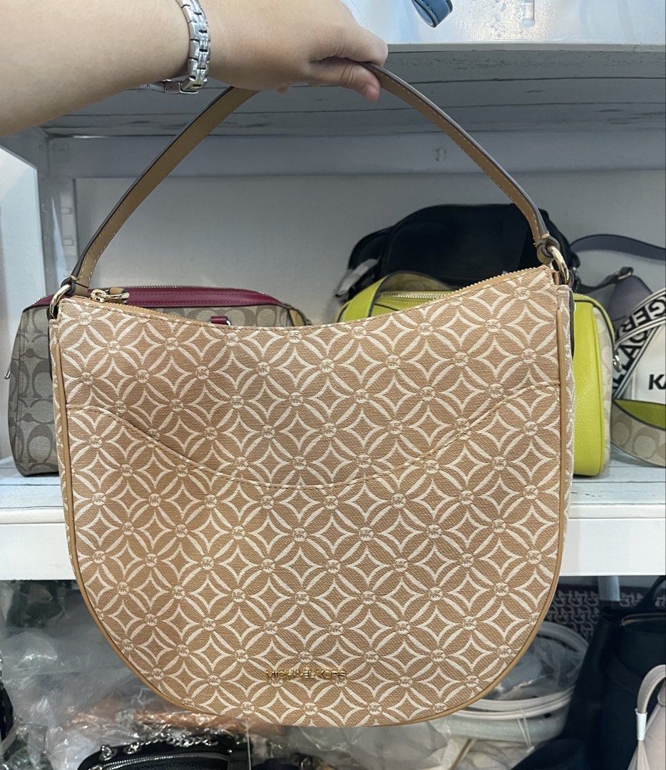Michael Kors Shoulder Bag (Category: Shoulder Bags) located in Las Pinas. Submitted by UNQUARANTINED (Listing ID 1469646075, Image 1). Description: .
