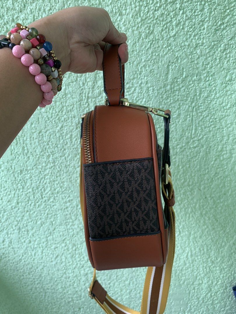 Michael kors sling bag (Category: Luxury Bags & Wallets) located in Malolos. Submitted by celyesha (Listing ID 1469670789, Image 3). Description: Almost new MK 2 way bag For faster transaction, please txt me at 09266770475 Rfs decluttering.