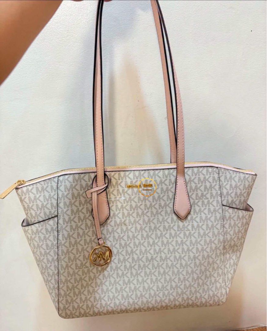 Michael Kors Tote Bag (Category: Shoulder Bags) located in Las Pinas. Submitted by UNQUARANTINED (Listing ID 1469647588, Image 1). Description: .