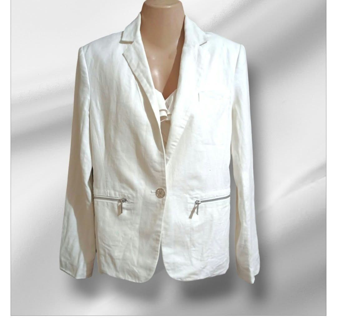 Michael Kors White Linen Blazer Size 4 (Category: Coats, Jackets and Outerwear) located in Paranaque City. Submitted by calm_youngstore7 (Listing ID 1469613883, Image 1). Description: - Brand: Michael Kors - Size: 4 (Tailored fit) - Color: Crisp White - Material: Breathable linen fabric - Condition: Brand new with store tags attached - Details: Single-button closure, structured lapels, zipped front pockets, and clean back vent.