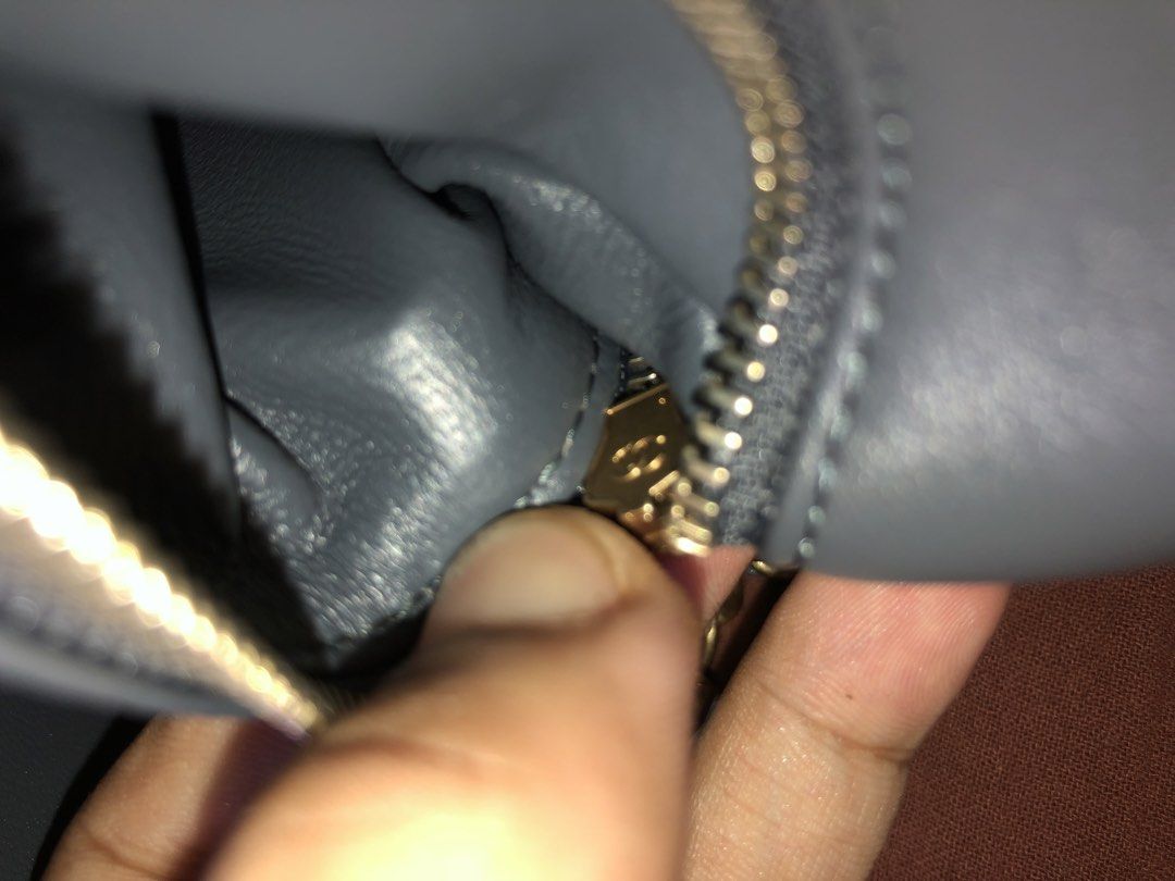 Micro bag (Category: Luxury Bags & Wallets) located in Ozamiz City. Submitted by kapesteba112457 (Listing ID 1469636066, Image 2). Description: St@n3L CrAsh!! Micro kasya promax and small wallet in lambskin leather!! CC underzip! Ganda dark matte gray for only 6500 pasok pang regalo❤️ selected preloved bag from japan/korea.