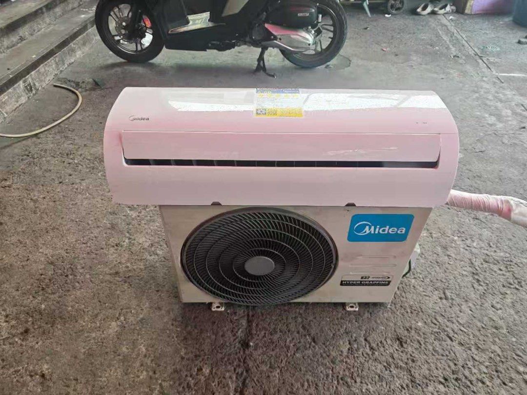 Midea split type aircon (Category: Air Conditioning and Heating) located in Manila. Submitted by ivyfv04 (Listing ID 1469702813, Image 1). Description: Midea split type aircon 1.5 hp Need nyo po i refill ng freon at empty na .