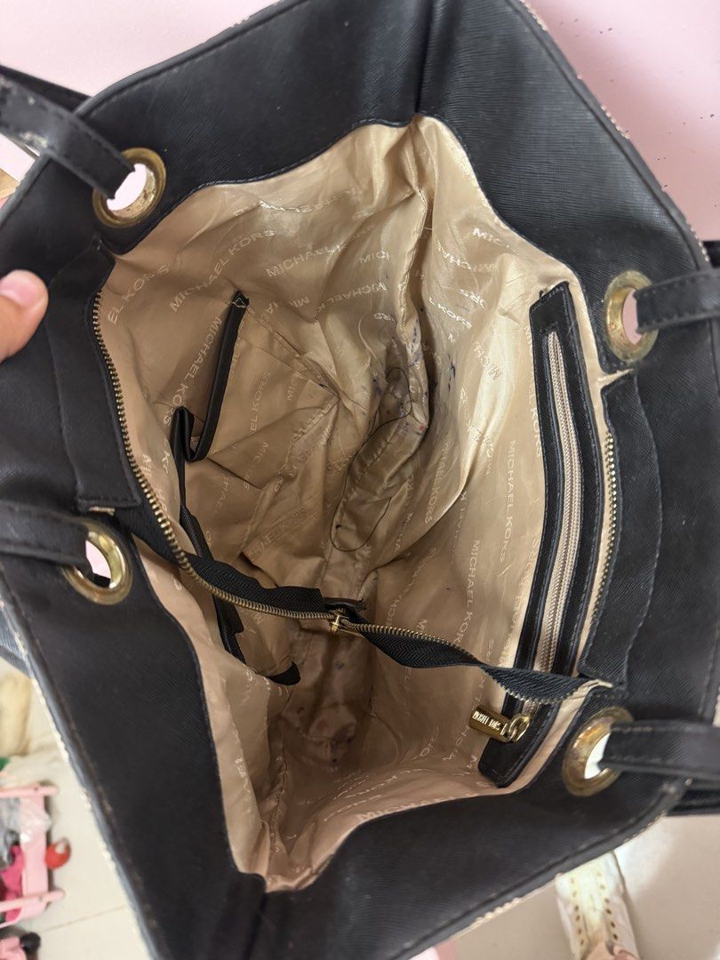 Mk bag (Category: Tote Bags) located in Rizal. Submitted by hellofashion_00 (Listing ID 1469648127, Image 3). Description: Pm me for other picture.