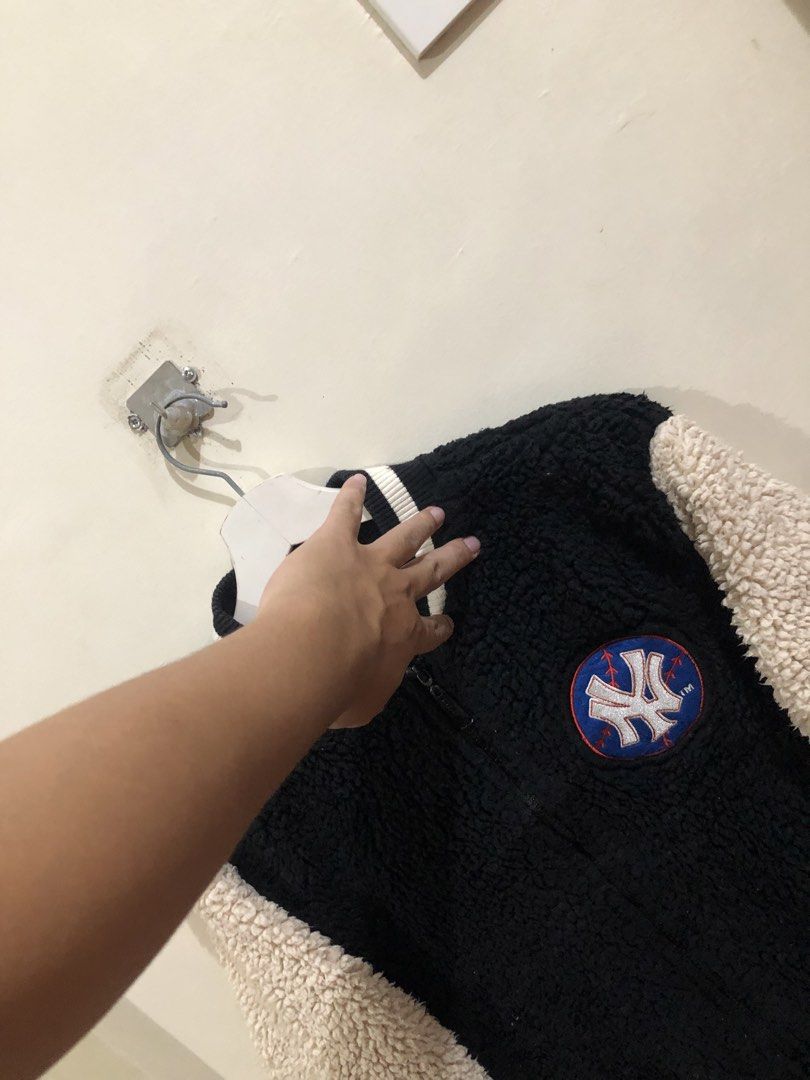 MLB Jacket (Category: Coats, Jackets and Outerwear) located in Oas. Submitted by alithrifthunter (Listing ID 1469687681, Image 3). Description: .