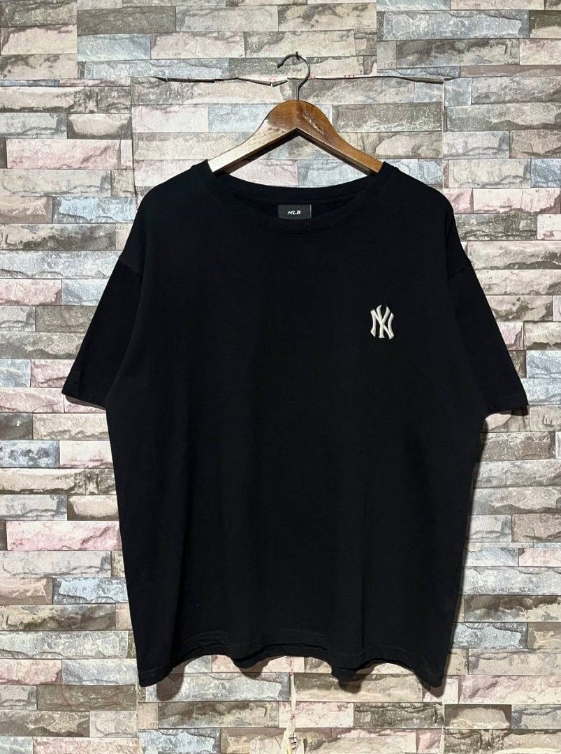 MLB NEW YORK YANKEES TEE (Category: Tshirts & Polo Shirts ) located in Caloocan City. Submitted by wewearworn (Listing ID 1469615345, Image 1). Description: Large Best Fit 23 x 28.5 Excellent No Issues 9.5/10 Color Rate.