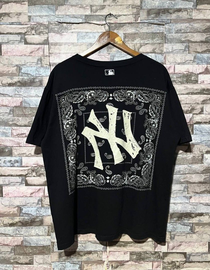 MLB NEW YORK YANKEES TEE (Category: Tshirts & Polo Shirts ) located in Caloocan City. Submitted by wewearworn (Listing ID 1469615345, Image 2). Description: Large Best Fit 23 x 28.5 Excellent No Issues 9.5/10 Color Rate.