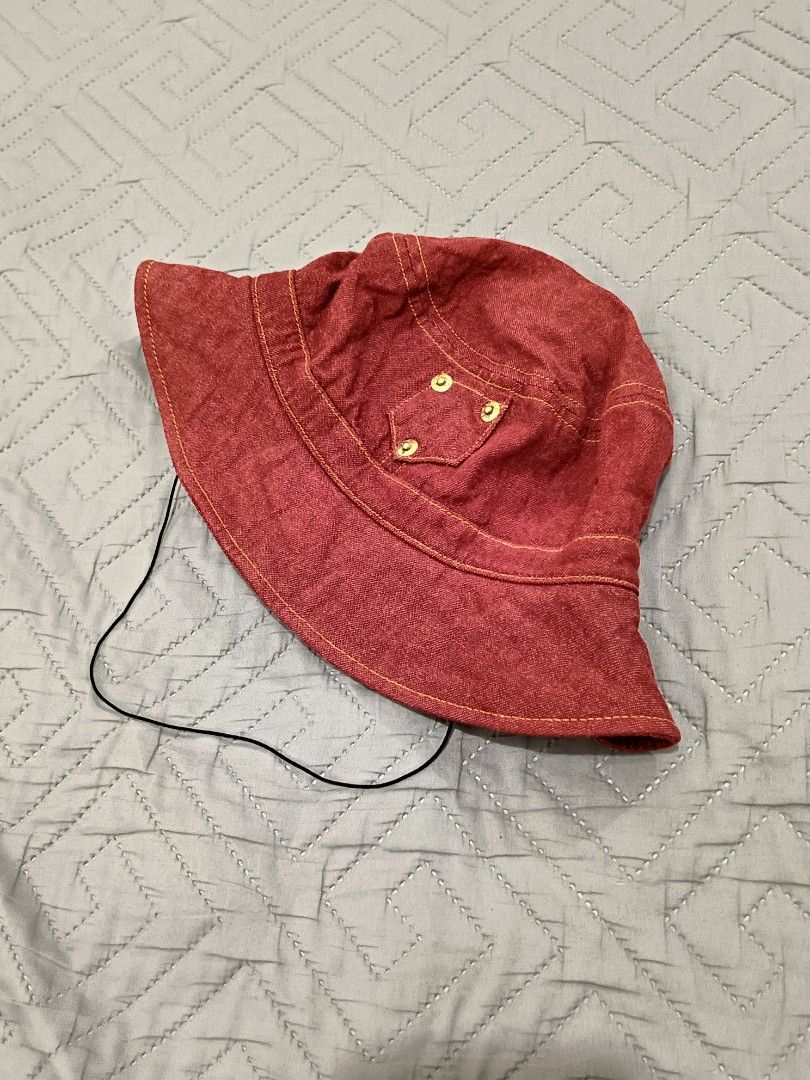 Moschino Bucket Hat (Category: Caps & Hats) located in Santa Cruz. Submitted by friendlyfire1 (Listing ID 1469665146, Image 2). Description: +SF.