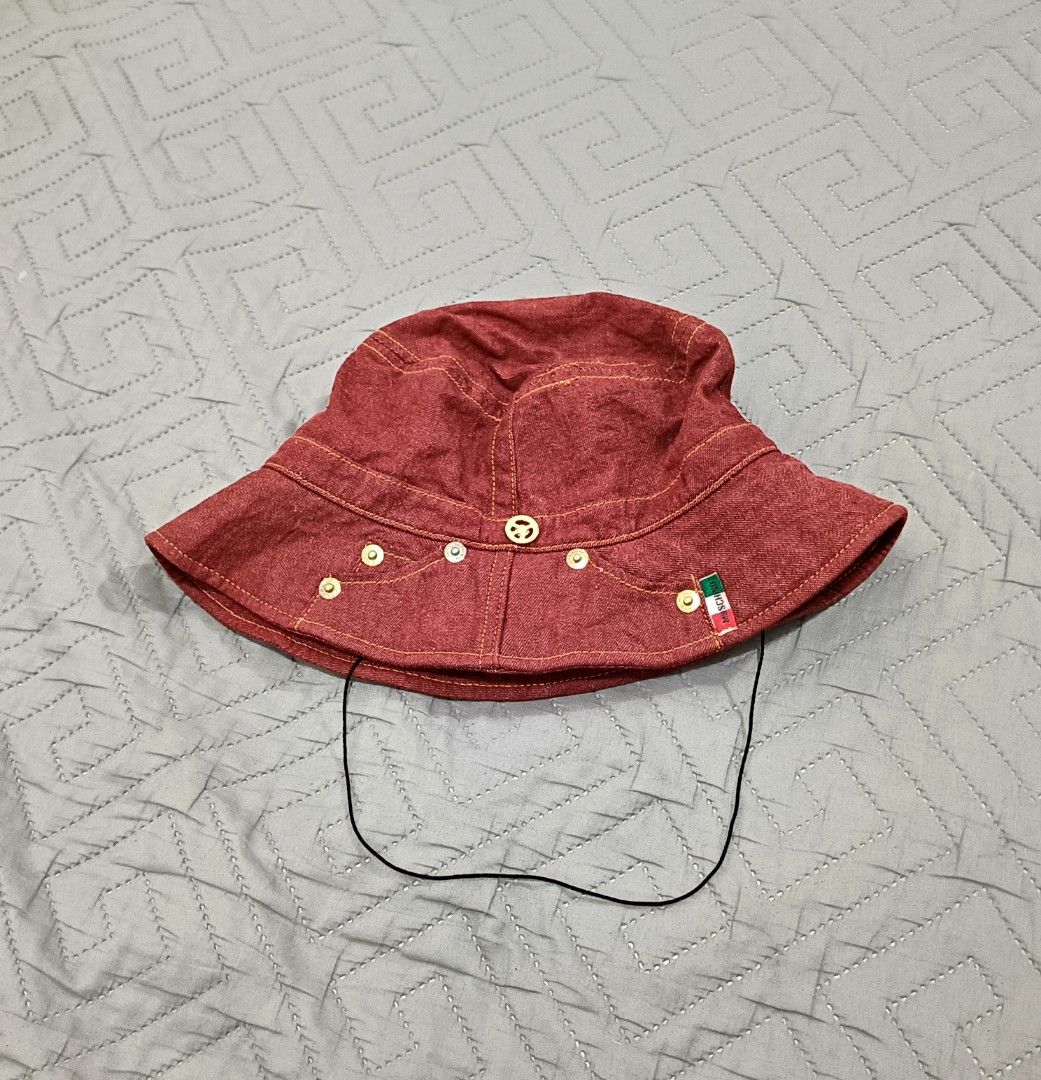 Moschino Bucket Hat (Category: Caps & Hats) located in Santa Cruz. Submitted by friendlyfire1 (Listing ID 1469665146, Image 1). Description: +SF.