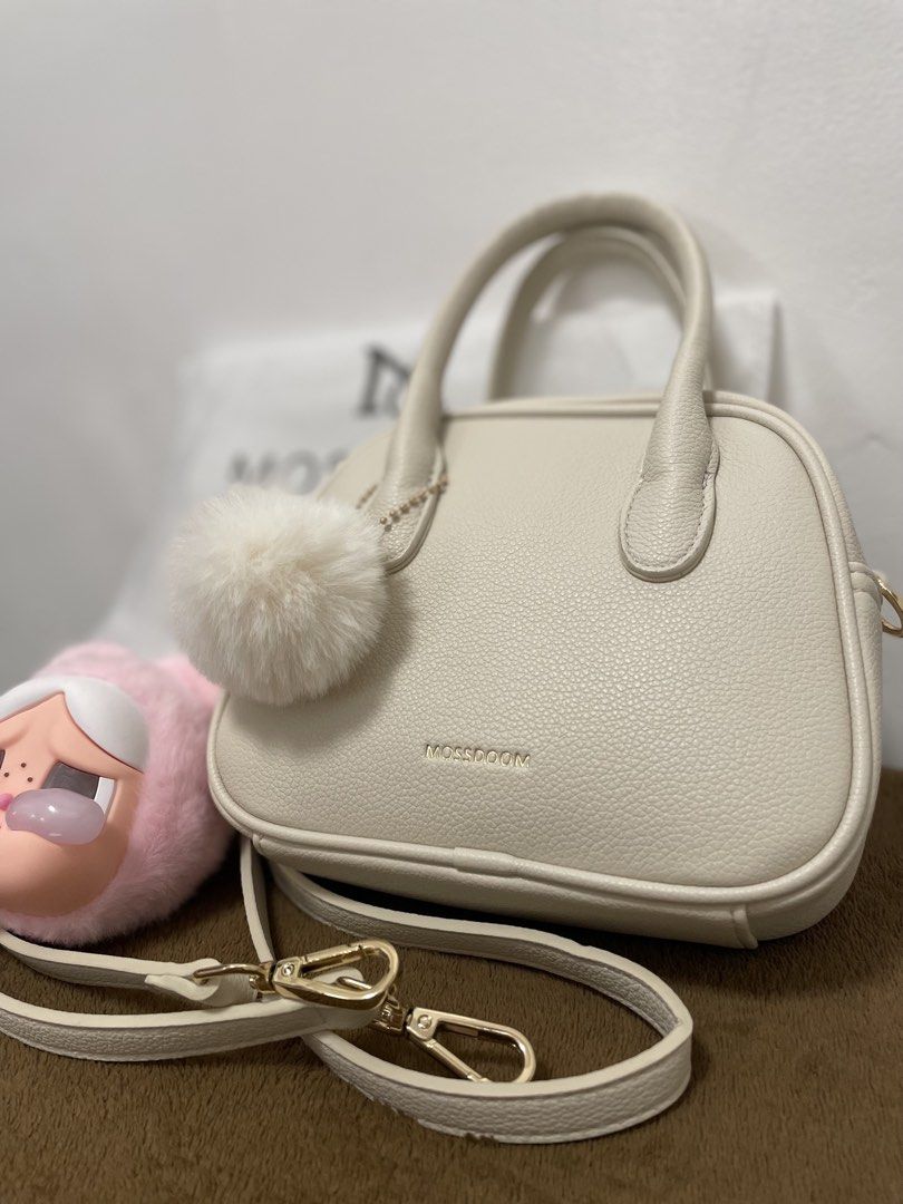 Mossdoom Bag (Category: Shoulder Bags) located in Silang. Submitted by annasales14 (Listing ID 1469619260, Image 2). Description: With dust bag. Maling color yung dumating kaya benta ko nalang ng mababa. Supeeeer elegant and cutie niya. Black bags lang bet ko.